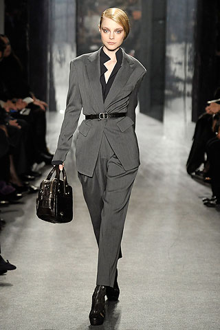 Camisa negra traje gris con pantalon Donna Karan