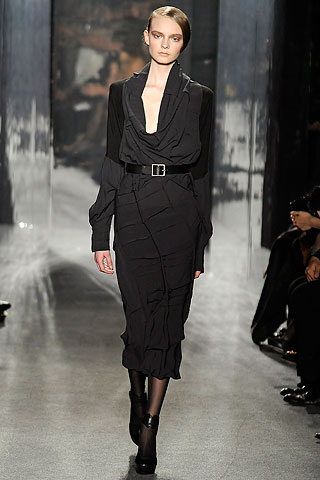 Vestido escote buche negro con pliegues Donna Karan