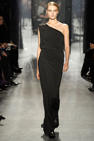 Vestido negro largo escote asimetrico Donna Karan