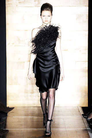 Vestido negro escote asimetrico con plumas Douglas Hannant