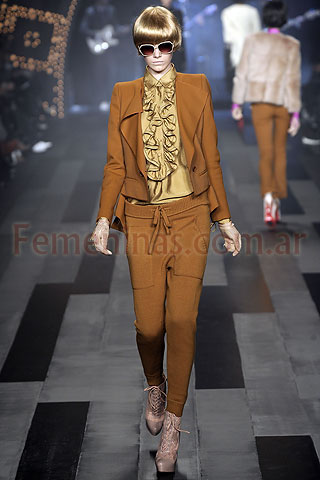 Traje femenino estilo moderno camisa dorada cuello volados botitas acordonadas al tono Phillip Lim