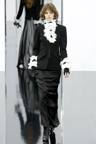 Blusa jabot blazer entallado negro falda larga negra Chanel