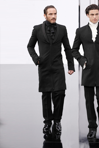 Camisa jabot tapado pantalon negro Chanel