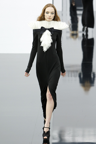 Vestido negro cuello plisado blanco aplique de mono y plumas Chanel