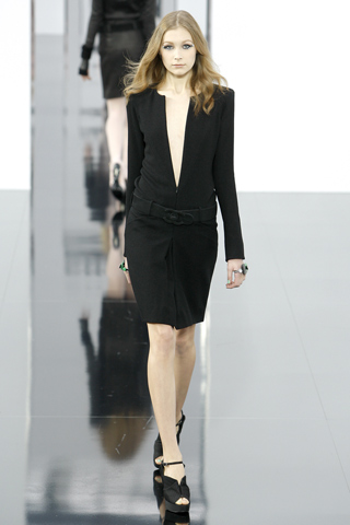 Vestido negro escote profundo con cinturon Chanel