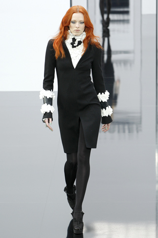 Vestido negro jabot con volados en mangas Chanel