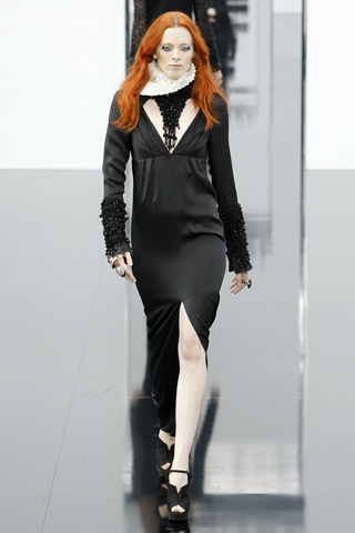 Vestido negro largo escote v cuello alto bordado Chanel