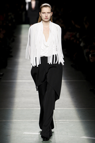 Blusa con flecos blanca pantalon ancho negro Givenchy