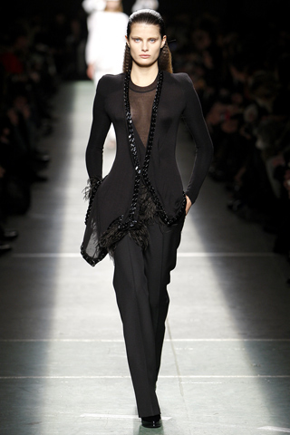Cardigan negro con apliques pantalon slim Givenchy