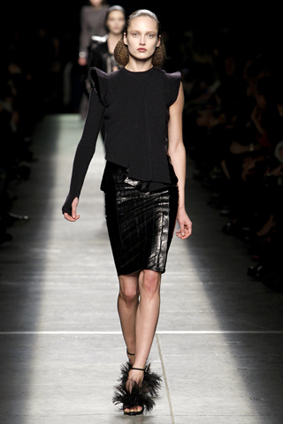 Chaqueta negra una sola manga falda cuero Givenchy
