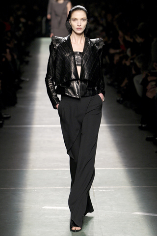 Chaqueta rayada cuero pantalon negro Givenchy