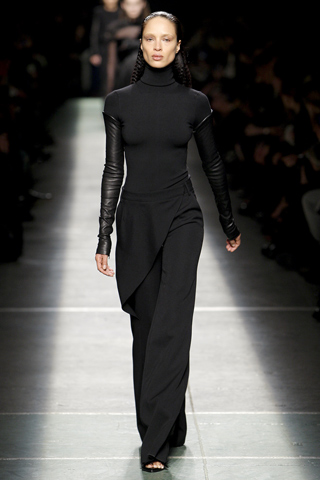 Polera negra mangas cuero pantalon negro con pliegues Givenchy