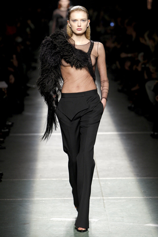 Remera gasa con apliques de plumas pantalon negro Givenchy