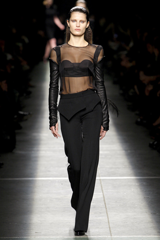 Remera gasa negra mangas de cuero pantalon con apliques Givenchy