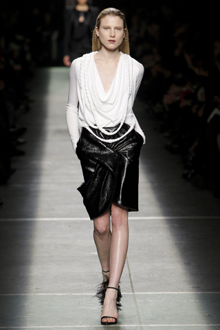 Sweatre escote buche falda negra con pliegues Givenchy