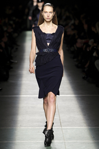 Top negro drapeado falda recta Givenchy
