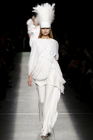 Vestido largo blanco con frunces y vuelo Givenchy