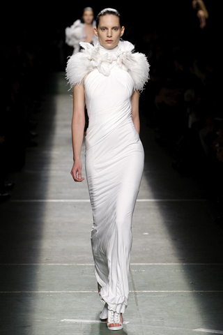 Vestido largo blanco mangas cortas de piel Givenchy