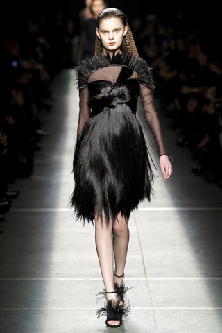 Vestido negro combinado plumas gasa piel Givenchy