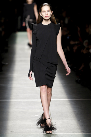 Vestido negro con pliegues una sola manga Givenchy