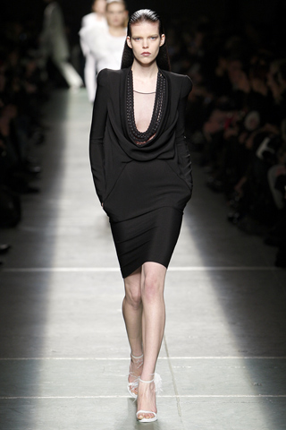 Vestido negro escote buche Givenchy