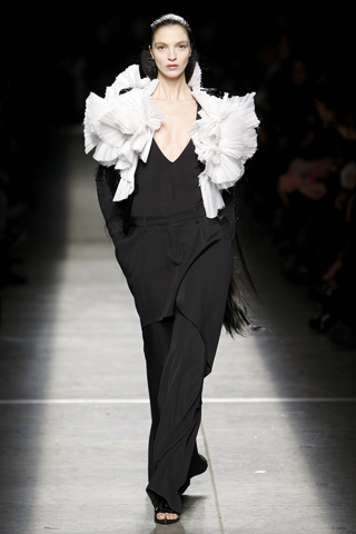 Vestido negro largo con volados blancos en hombros Givenchy