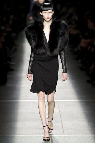 Vestido negro mangas de cuero bolero piel Givenchy