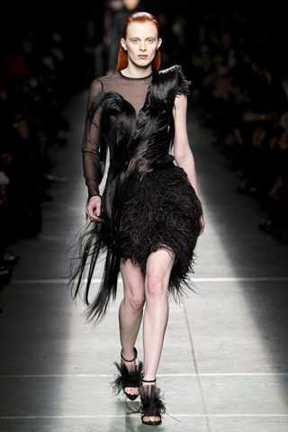 Vestido negro plumas gasa Givenchy