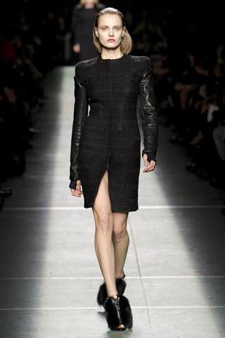 Vestido recto negro mangas de cuero Givenchy