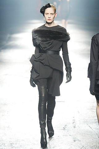 Vestido negro con pliegues estola de piel Lanvin