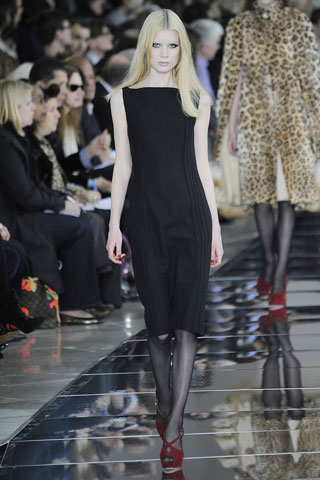 Vestido negro sin mangas costuras laterales Valentino
