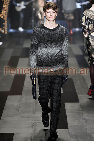 Pulover lana a rayas tonos grises pantalon negro Phillip Lim