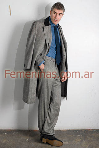 Camisa celeste corbata azul traje gris perla tapado largo gris cuello negro zapatos gamuza marron Adam Kimmel