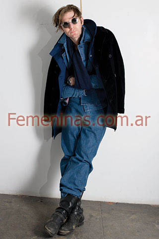 Camisa celeste jean botas cuero negro saco pana negro bufanda azul Adam Kimmel