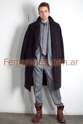 Corbata camisa traje gris botas cuero marrones sacon pana negro Adam Kimmel
