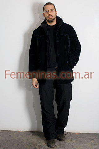 Pulover lana pantalon negra campera abrigo negro zapatillas oscuras Adam Kimmel