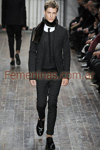 Camisa blanca pulover lana negro traje negro zapatos charol negro Alessandro Dell Acqua