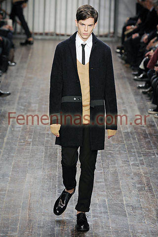 Corbata pantalon zapatos cuero negro camisa blanca pulover camel sacon negro con botones Alessandro Dell Acqua