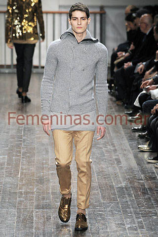 Pantalon beige zapatos cobre pulover gris campera tejida lana con botones gris perla Alessandro Dell Acqua