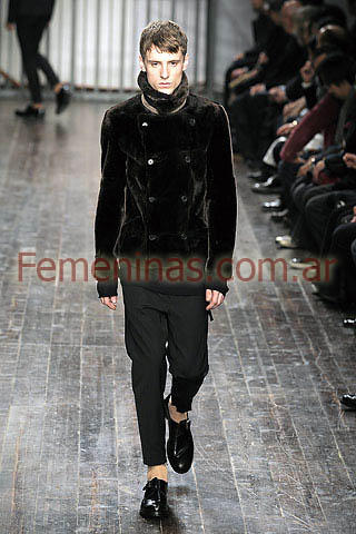 Pantalon zapatos cuero negro saco terciopelo negro con botones Alessandro Dell Acqua
