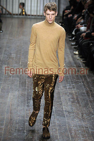 Polera camel pantalon brilloso dorado zapatos cobre Alessandro Dell Acqua