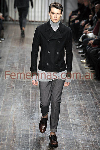 Polera gris pantalon gris plomo saco negro con botones Alessandro Dell Acqua