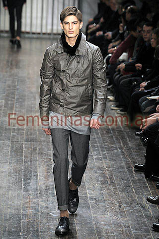 Pulover plata pantalon gris campera plateada bufanda negra Alessandro Dell Acqua