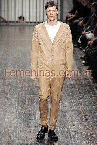 Remera algodon blanca cardigan pantalon beige zapatos cuero negro Alessandro Dell Acqua