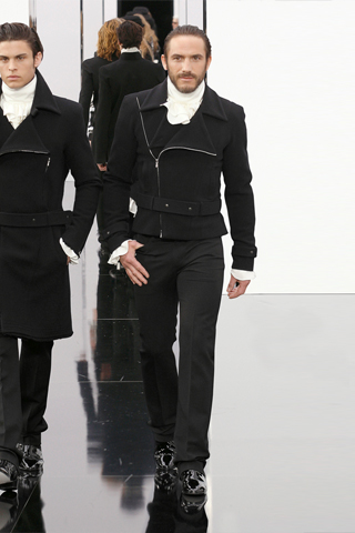 Camisa blanca pantalon negro zapatos charol negro campera negra Chanel