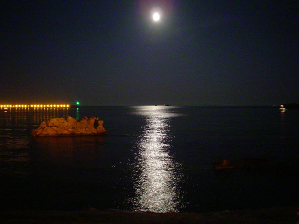 Noche en Ibiza la luna se refleja en el mar