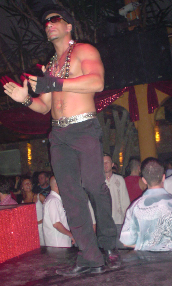 Masculino Hombre y musculoso bailarin en la noche de Ibiza