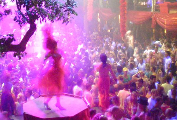 Cristina bailando en Amnesia Ibiza deja una magia a su alrrededor