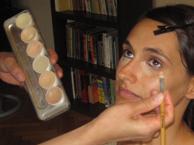  maquillarse las imperfecciones del rostro realizando algunas correciones utilizando el producto y tono adecuado a la piel