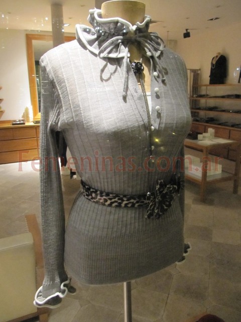 Anne fontaine pulover lana gris plata con botones forrados cuello alto con volado cinturon animal print con flor